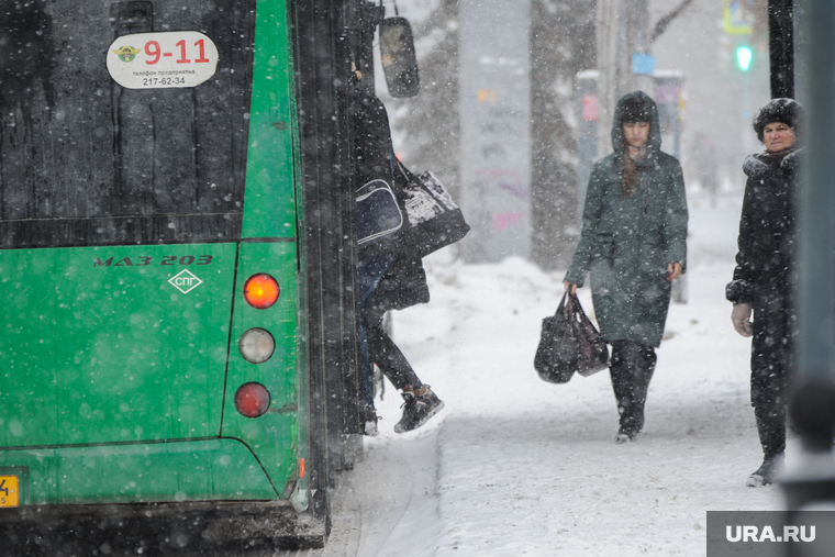 Снегопад. Челябинск, автобус, остановка общественного транспорта, снегопад
