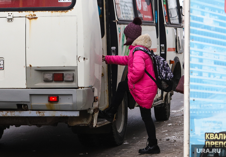 Виды города. Курган, маршрутное такси, транспорт, автобусная остановка, автобус, общественный транспорт, паз, школьники