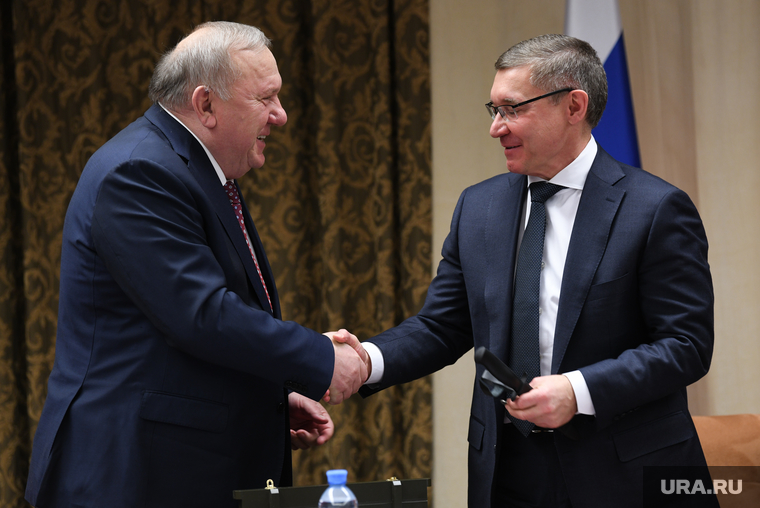От Владимира Шаманова, освобождавшего Грозный, полпред получил подарок — легендарный черный нож от Златоустовской оружейной фабрики