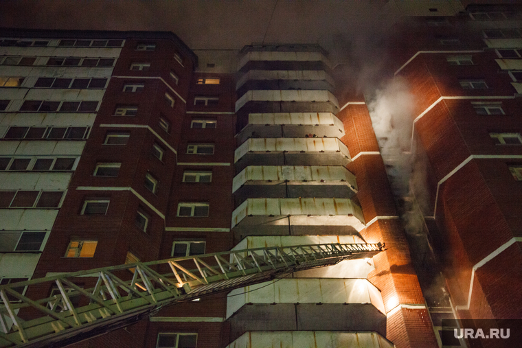 Пожар в 16-этажном доме на улице Таежной. Екатеринбург, дым, пожар, дом