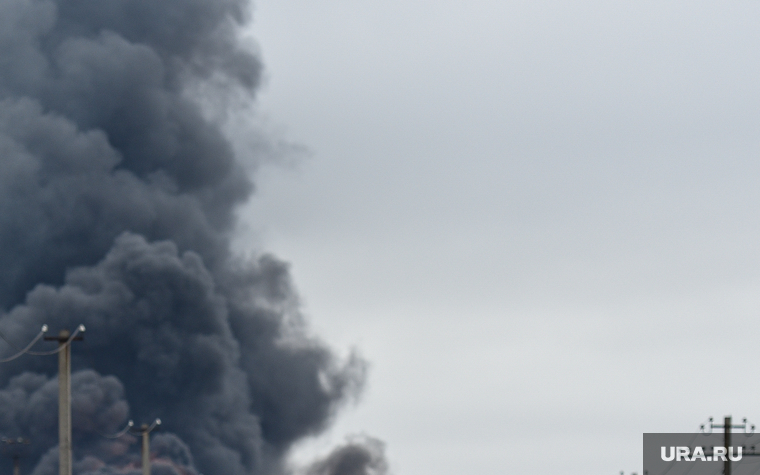 Пожар после обстрела нефтебазы в Шахтёрске. ДНР, дым, транспорт, пожар, пути, жд, железная дорога