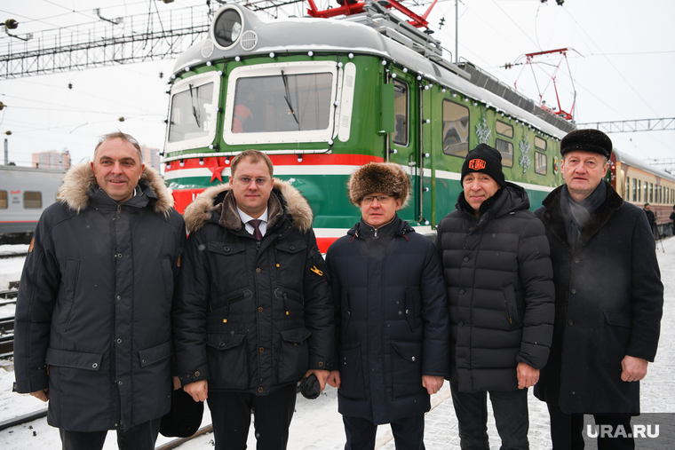 Отдельно статусные гости осмотрели туристический ретро-поезд, который будет ходить между Екатеринбургом и Музеем военной техники в Верхней Пышме