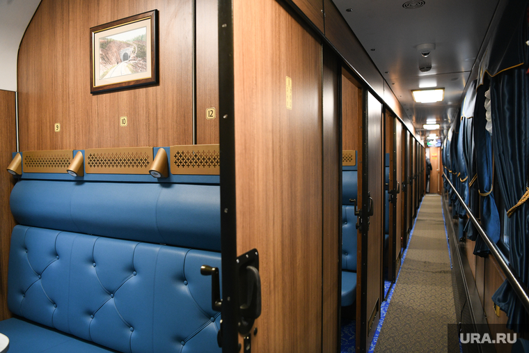 Внутри туристический ретро-поезд обставлен со всеми удобствами — к большой гордости УГМК