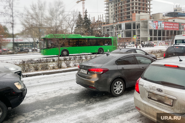 Первый снег в городе. Челябинск , пробка, дорожное движение, первый снег, проспект ленина, дорога