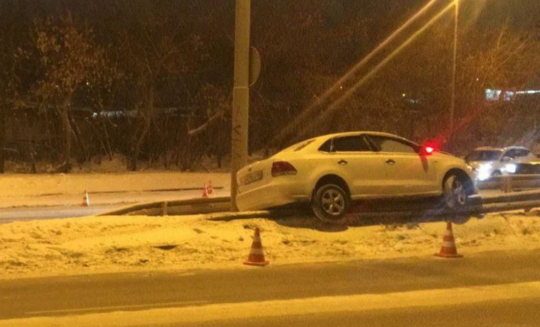 Легковушку отбросило в отбойник из-за массового ДТП в Екатеринбурге