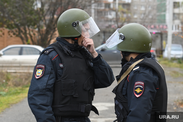 Место убийства Ксении Каторгиной в Орджоникидзевском районе. Екатеринбург, полицейские, каски, полиция, оцепление, боевая готовность