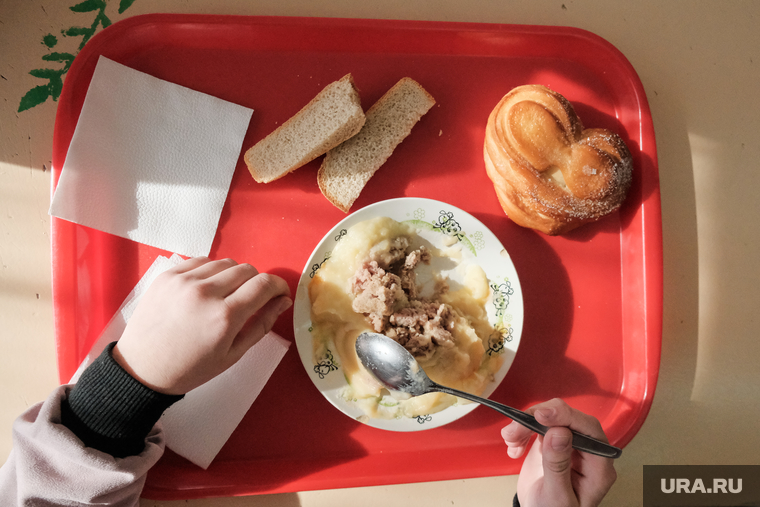 Столовая в промышленном техникуме. Курган, столовая, булочка, еда, школьная столовая, питание, школьное питание