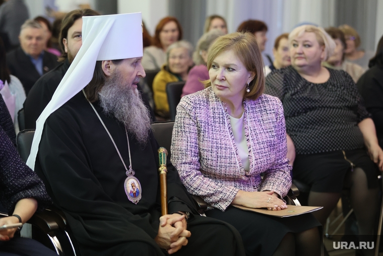 Митрополит курганский и Белозерский Даниил и замгубернатора Лариса Кокорина пришли поздравить библиотеку Югова с юбилеем