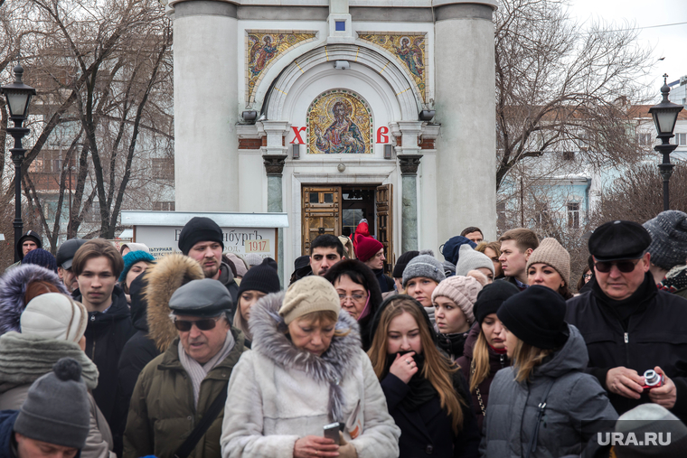 Акция памяти погибших при пожаре в Кемерове в ТЦ "Зимняя вишня". Екатеринбург, церковь, часовня святой екатерины, траур, толпа