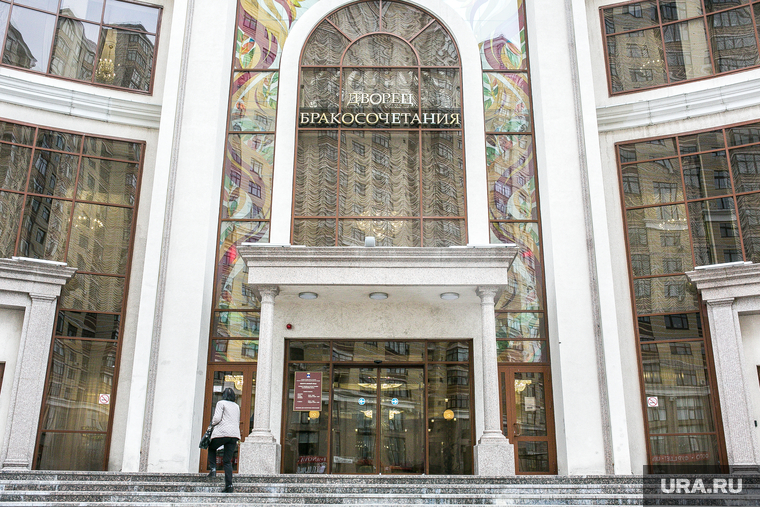 Виды города, осень. Тюмень, загс, дворец бракосочетания