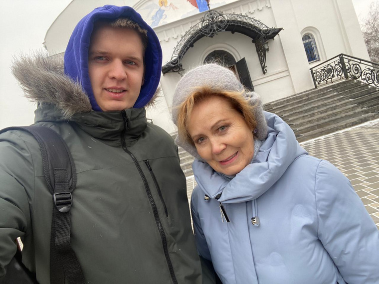 Людмилу Ивановну в Ростове сопровождают волонтеры, фото сделано возле храма, где работают «Сестры милосердия»