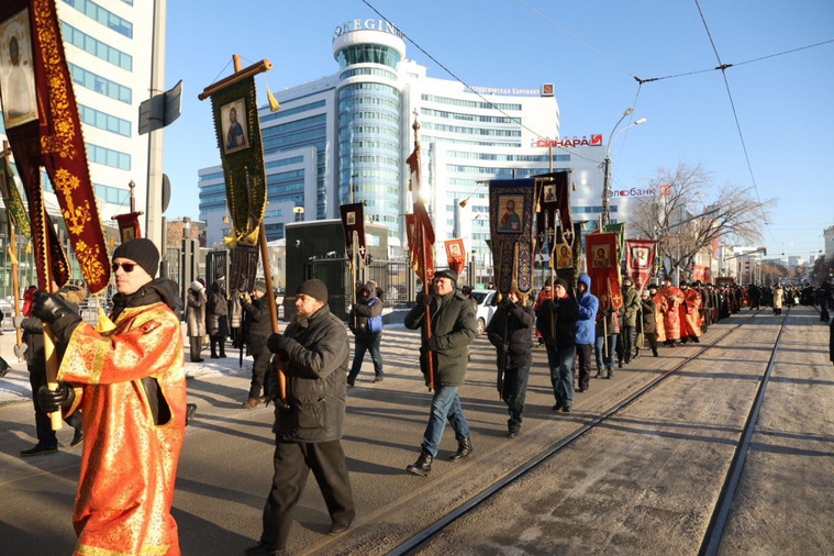 В Екатеринбурге состоялись божественная литургия и крестный ход в честь покровительницы города
