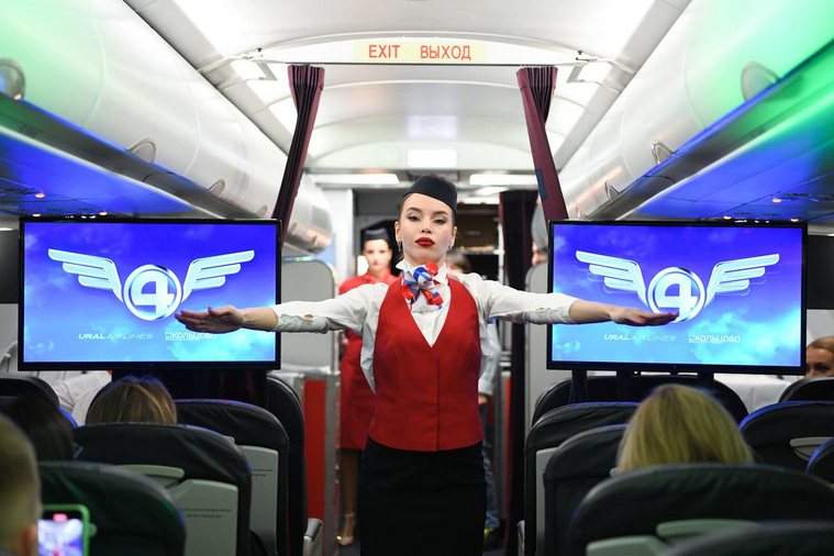 Бортпроводники рейса «4 канала» устроили танцы