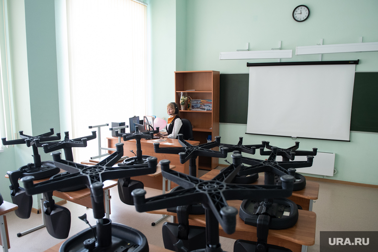 Онлайн-трансляция последнего звонка в Школе №23. Екатеринбург, учитель, школа23, онлайн трансляция, преподаватель, пустой класс, выпускной2020