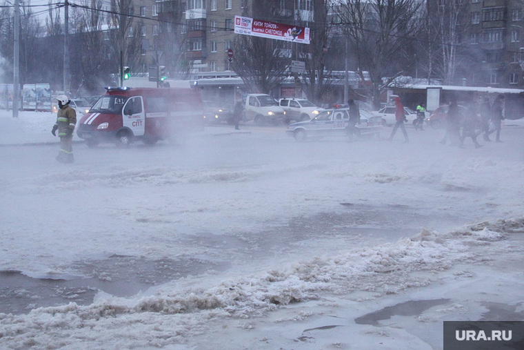 В Екатеринбурге затопило улицы Уктусская и Отто Шмидта