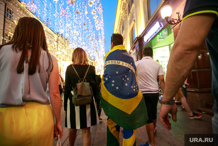 Болельщики на Никольской и Красной площади. Москва, флаг бразилии, бразильский флаг, улица никольская
