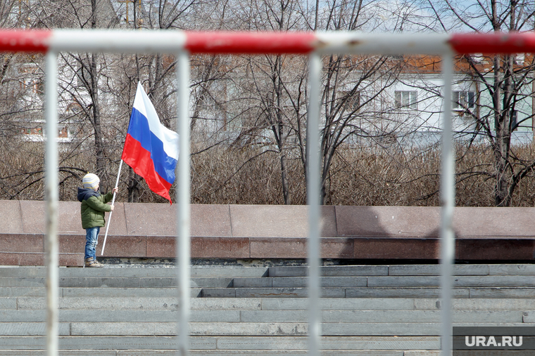 Митинг-акция #Надоел от «Открытой России». Екатеринбург, решетка, санкции, ограждение, триколор, флаг россии, забор