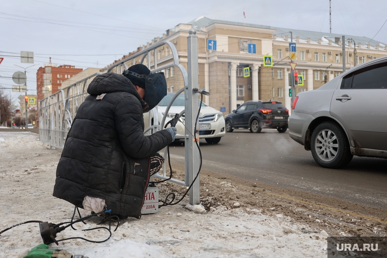 Вдоль парковки устанавливают ограждение