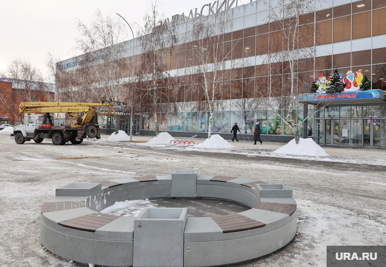 Автомобильная парковка у ЦУМа. Курган, сквер, парковка, цум