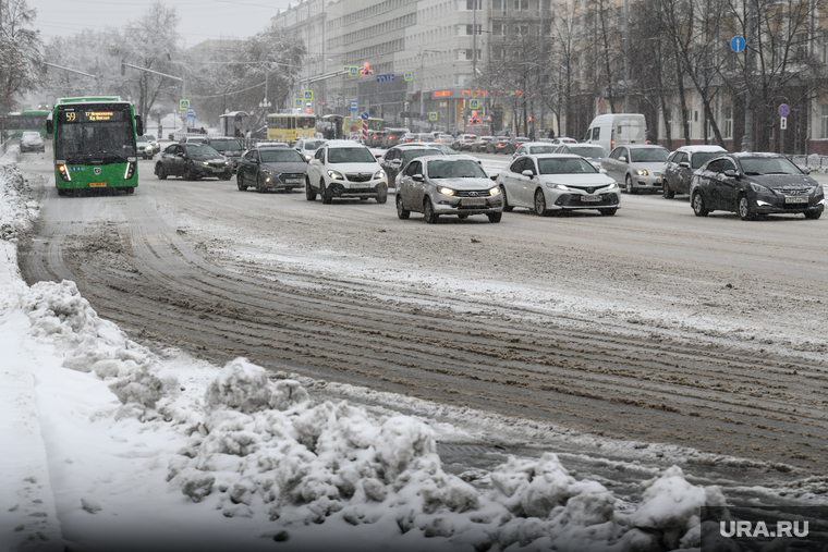 Снежная погода в Екатеринбурге, снег на дороге