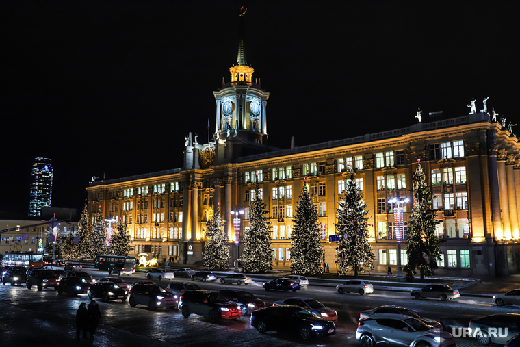Гирляндами в прошлом году также украшали ели возле администрации города