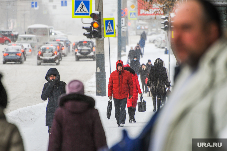 Снегопад, зима. Челябинск, снег, пешеход, снегопад, зима, люди, дорога