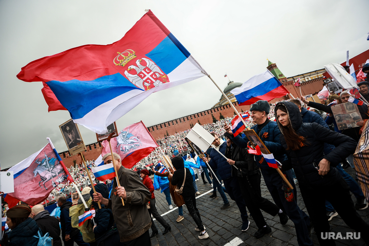 Бессмертный полк. Москва, бессмертный полк, флаг сербии, 9 мая, красная площадь, сербский флаг