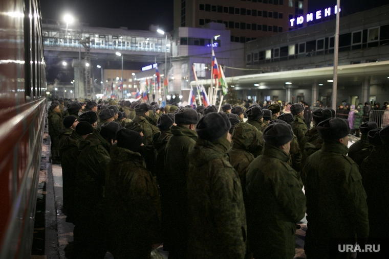 Эшелон с военнослужащими, призванными по частичной мобилизации из ЯНАО и Тюменской области, прибыл на железнодорожный вокзал строго по расписанию: в 7 часов 30 минут