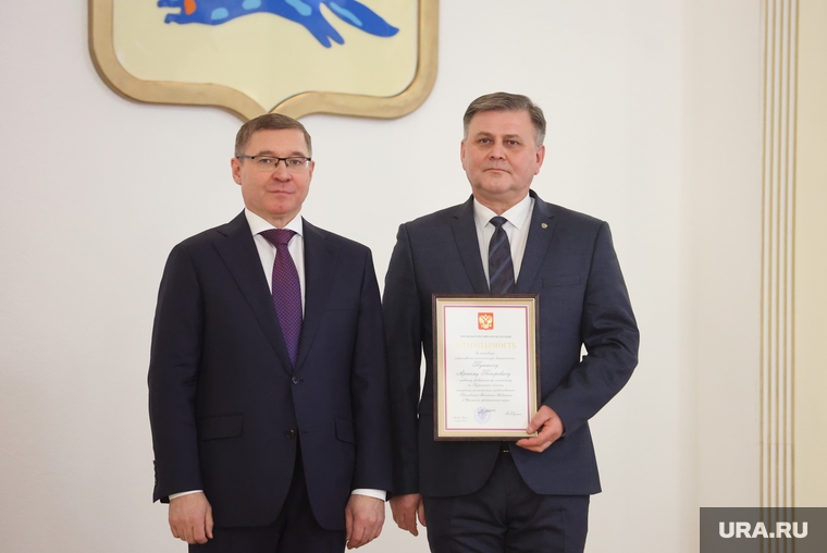 Полпред Владимир Якушев вручил чиновникам благодарности