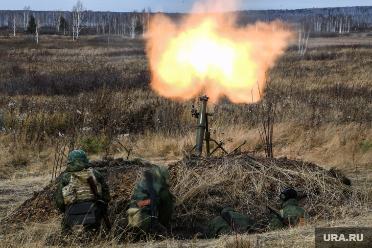 Тренировочные стрельбы мобилизованных с Центрального военного округа на полигоне Еланский. Свердловская область, учебные стрельбы, минометный расчет, полигон еланский, 120мм возимый миномет 2б11, тренировка на полигоне, сбойка