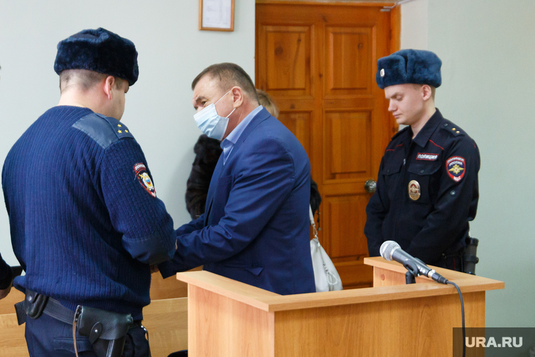 На экс-чиновника надели наручники в зале суда