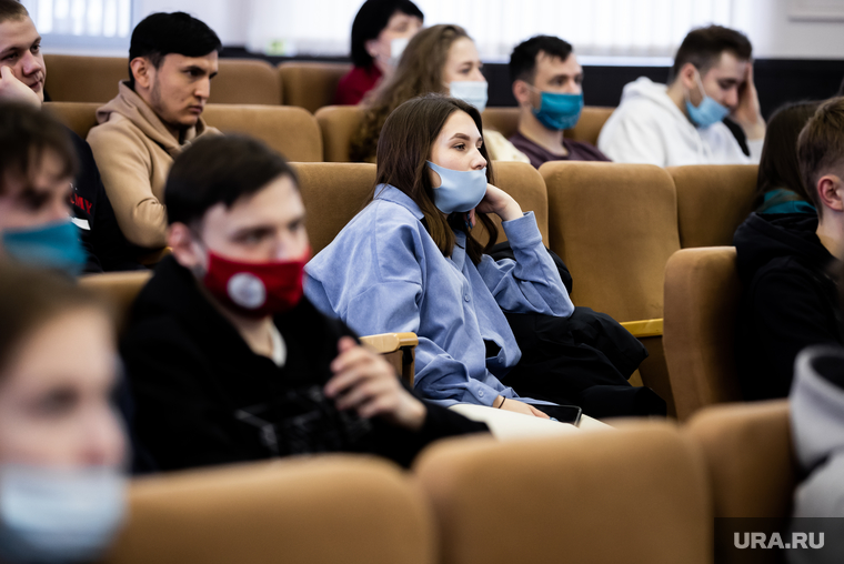 Первый учебный день в
Уральском федеральном университете (УрФУ) после карантинных мер. Екатеринбург, аудитория, урфу, учеба, студенты, масочный режим, учащиеся, лекции, очное обучение