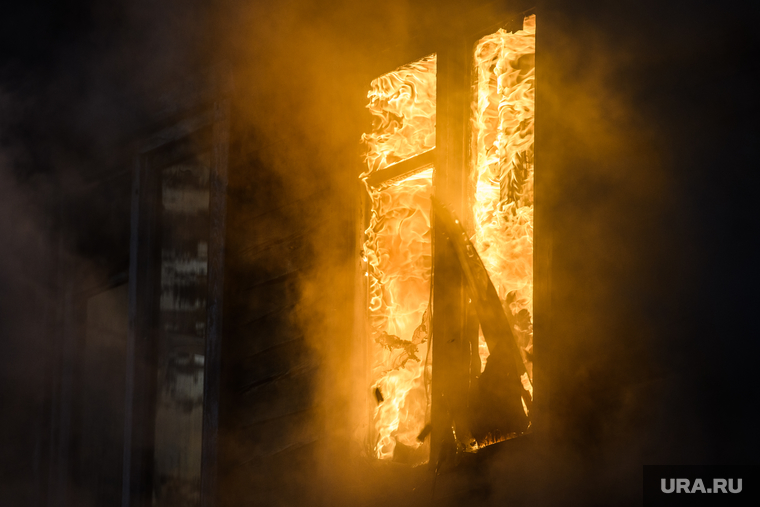 Пожар в деревянном доме по улице 8 марта. Екатеринбург, пламя, огонь, окно, горящий дом, дом горит