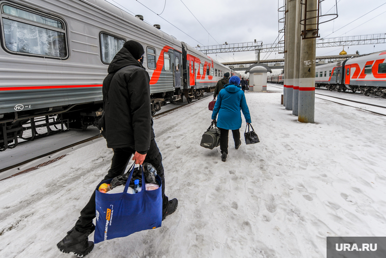 Дезинфекция и проверка масочного режима на железнодорожном вокзале. Челябинск, пассажир, пассажирский поезд, ржд, туризм, железная дорога, путешествие, вагон, поезд, перевозка пассажиров