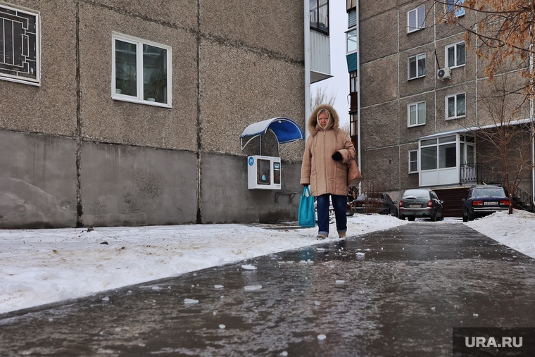 Пешеходы предпочитают идти вдоль скользкого тротуара по снежной корке из наста