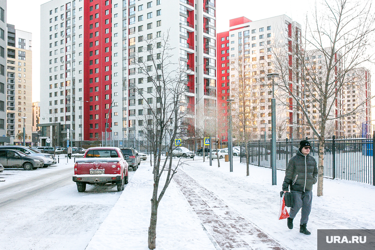 Спальные районы и жители города. Тюмень., снег, многоэтажка, пешеходы, зима, прохожие, спальный район, люди в масках, снег в городе, жк европейский, жилой комплекс европейский