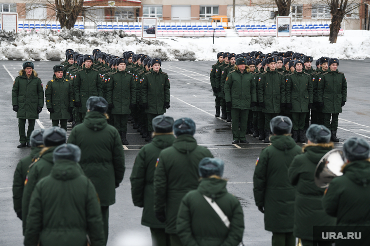 Отправка солдат срочной службы на Дальний Восток. Свердловская область, армия, плац, строй солдат, осенний призыв, построение на плацу