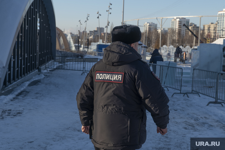 Строительство ледового городка на площади Эспланада. Пермь, полицейский патруль зимой