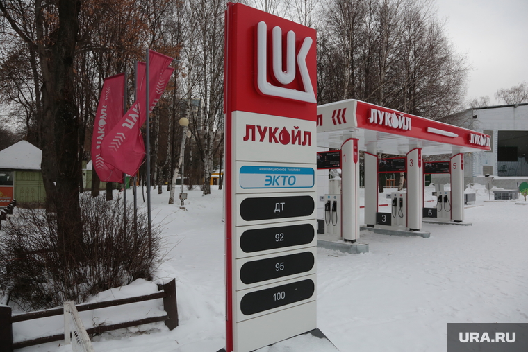 Городские зарисовки. Пермь, азс лукойл, парк горького, аттракцион