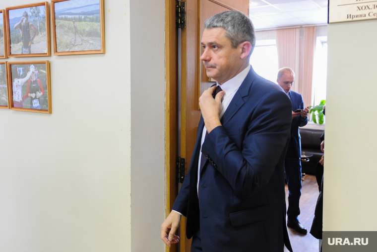 Визит Дубровского на завод УралАЗ, Группы ГАЗ. Знакомство с новым владельцем. Челябинская область, Миасс, портрет, поправляет галстук, тонких григорий