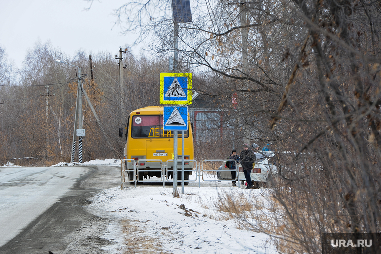 Школа-интернат. Челябинская область, школьный автобус, пешеходный переход, автобус, дети, остановка транспорта, желтый автобус