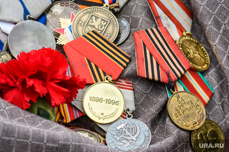 Вручене автомобилей ветеранам УДТК. Екатеринбург, памятная медаль, медаль за взятие берлина