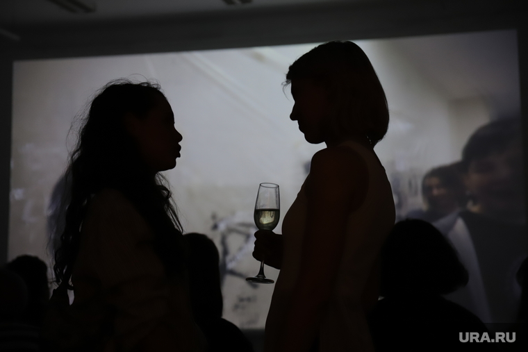 Выставка «Человек 2.0» в ГЦСИ. Екатеринбург, бокал, силуэт, бокал вина, силуэт девушек с бокалом вина
