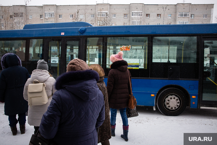 Сайт спопат сургут. 45 Автобус Сургут. 45 Автобус Сургут гармошка. Автовокзал Сургут. Ожидание автобуса на остановке.