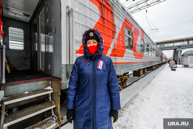 Дезинфекция и проверка масочного режима на железнодорожном вокзале. Челябинск, проводник, защитный костюм, пассажирский поезд, ржд, железная дорога, вагон, поезд, сиз
