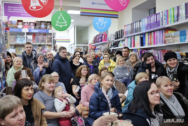 Актер Юрий Гальцев презентовал свои стихи в курганском книжном магазине