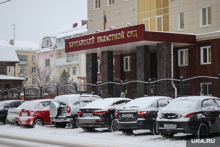 Снег в городе. Курган, снег, курганский областной суд, зима, снег в городе, здание суда