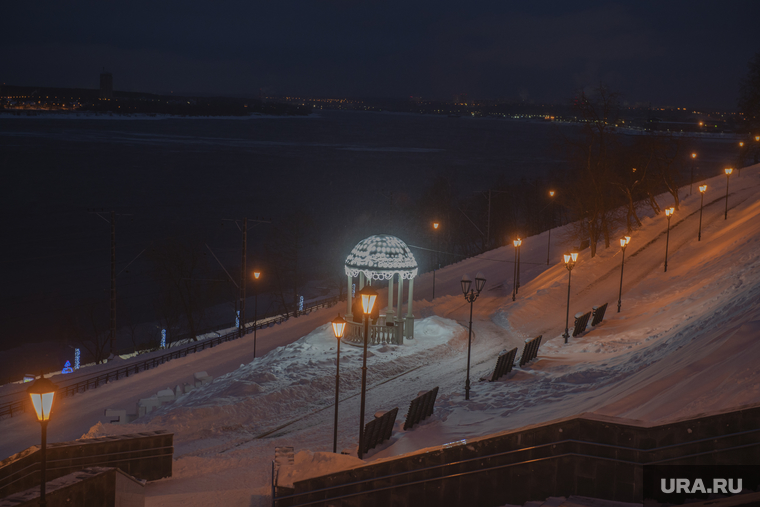 Новогоднее украшение города. Пермь, огни перми, зимняя набережная реки камы
