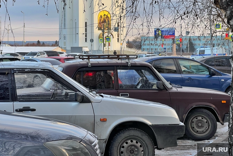 Парковка у ЦУМа. Курган, цум, парковка