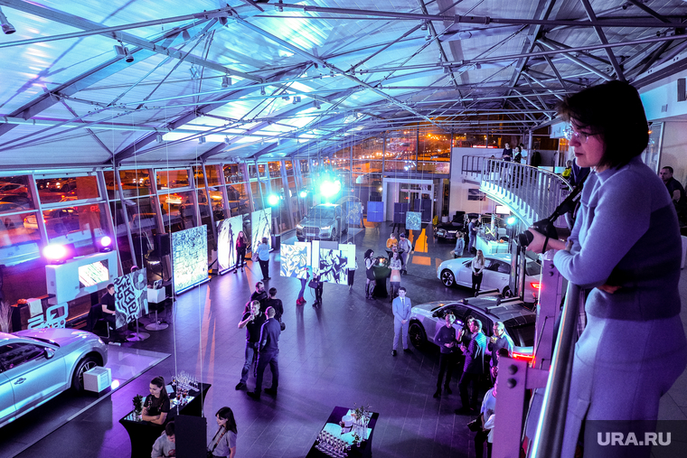 Audi Art Experience в Екатеринбурге, посетители, автосалон, выставка, ауди центр